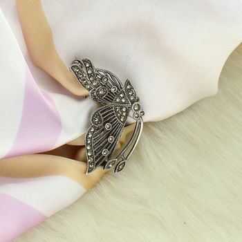 Elegancka srebrna broszka damska w kształcie motyla, zdobiona markazytami. Wykonana ze srebra próby 925 o wadze 8,60 g. Idealna na prezent i do codziennych stylizacji.4.jpg