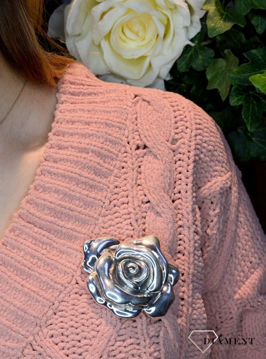 Srebrna broszka 'Kwitnąca róża' DIA-BRO-16123BH-925. Srebrna broszka w postaci róży to propozycja od Sklepu Jubilerskiego Diament. Biżuteria dla osoby, która lubi różnorodne i odważne dodatki w swoich stylizacjach. Broszka to.jpg