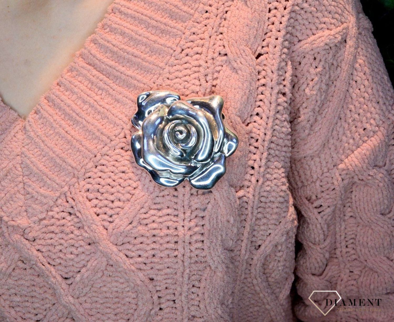 Srebrna broszka 'Kwitnąca róża' DIA-BRO-16123BH-925. Srebrna broszka w postaci róży to propozycja od Sklepu Jubilerskiego Diament. Biżuteria dla osoby, która lubi różnorodne i odważne dodatki w swoich stylizacjach. Broszka to.jpg