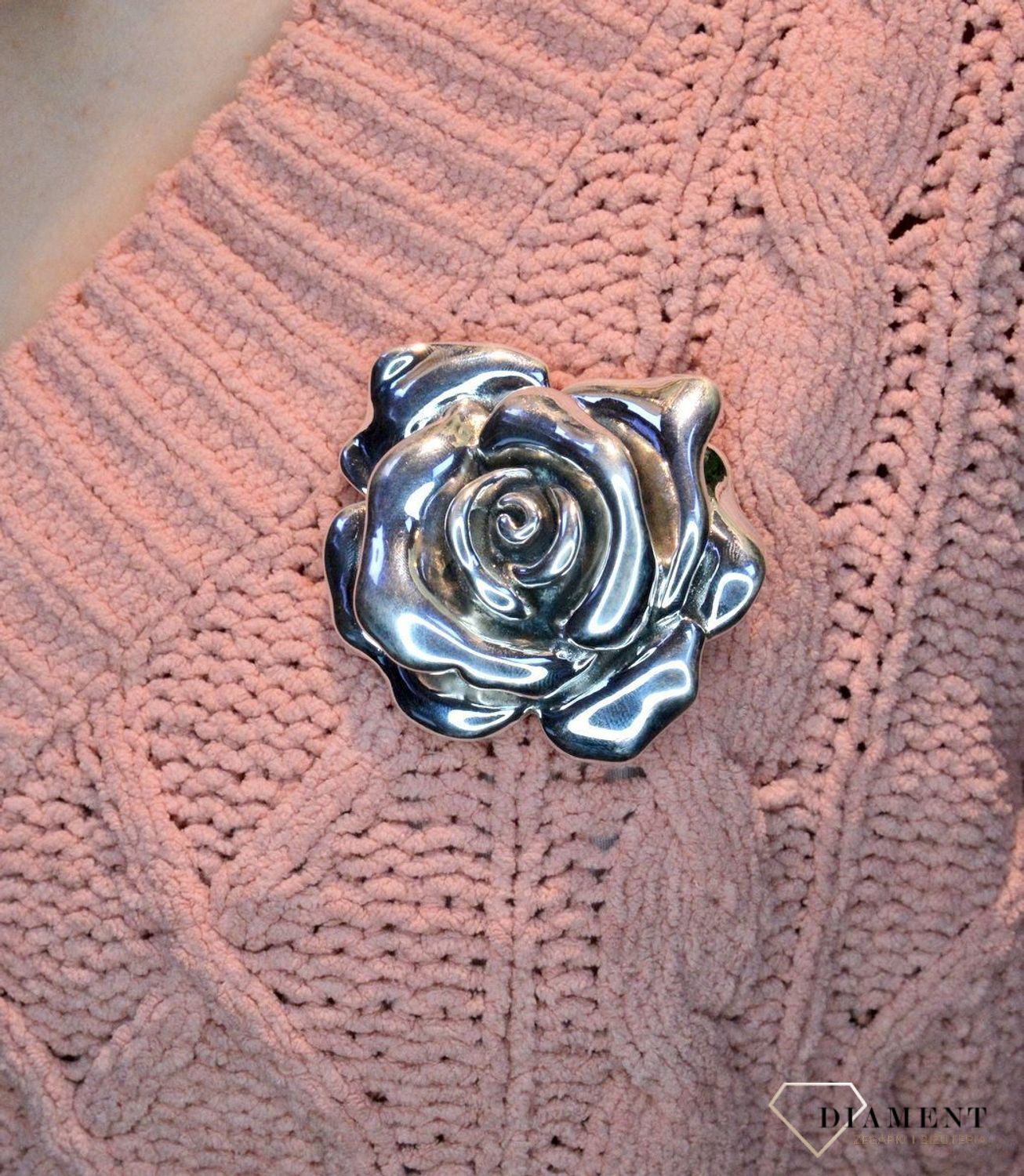 Srebrna broszka 'Kwitnąca róża' DIA-BRO-16123BH-925. Srebrna broszka w postaci róży to propozycja od Sklepu Jubilerskiego Diament. Biżuteria dla osoby, która lubi różnorodne i odważne dodatki w swoich stylizacjach. Broszka to.jpg