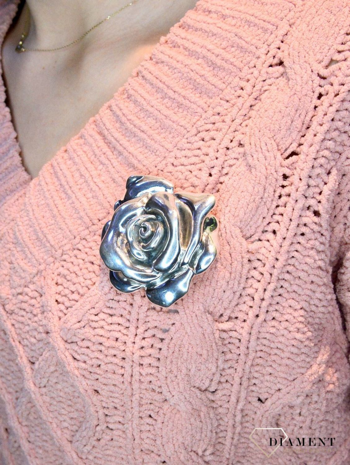 Srebrna broszka 'Kwitnąca róża' DIA-BRO-16123BH-925. Srebrna broszka w postaci róży to propozycja od Sklepu Jubilerskiego Diament. Biżuteria dla osoby, która lubi różnorodne i odważne dodatki w swoich stylizacjach. Broszka to.jpg