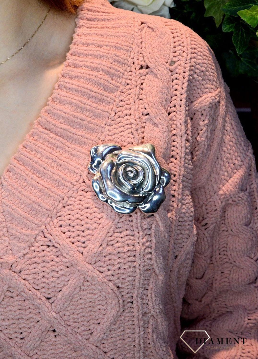 Srebrna broszka 'Kwitnąca róża' DIA-BRO-16123BH-925. Srebrna broszka w postaci róży to propozycja od Sklepu Jubilerskiego Diament. Biżuteria dla osoby, która lubi różnorodne i odważne dodatki w swoich stylizacjach. Broszka to.jpg