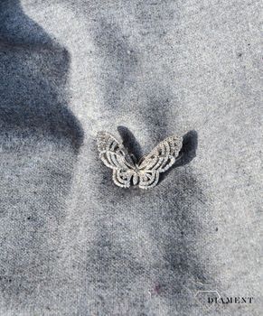 Srebrna broszka motyl z cyrkoniami to element kolekcji, w której główną rolę gra ponadczasowy wzór. Srebro jest kruszcem wprost uwielbianym przez kobiety. Broszkę można zestawić z pozostałą biżuterią i tworzyć modn10.JPG