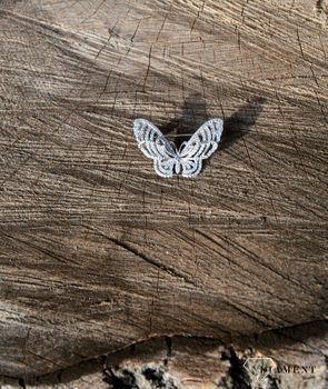 Srebrna broszka motyl z cyrkoniami to element kolekcji, w której główną rolę gra ponadczasowy wzór. Srebro jest kruszcem wprost uwielbianym przez kobiety. Broszkę można zestawić z pozostałą biżuterią i tworzyć modn6.JPG