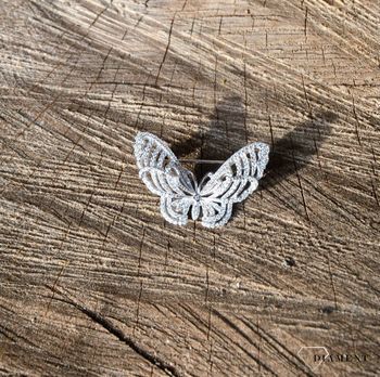 Srebrna broszka motyl z cyrkoniami to element kolekcji, w której główną rolę gra ponadczasowy wzór. Srebro jest kruszcem wprost uwielbianym przez kobiety. Broszkę można zestawić z pozostałą biżuterią i tworzyć modne.JPG