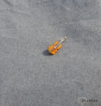 Srebrna broszka skrzypce z bursztynu to element kolekcji, w której główną rolę gra ponadczasowy wzór. Srebro jest kruszcem wprost uwielbianym przez kobiety. Broszkę można zestawić z pozostałą biżuterią i twor (2).JPG