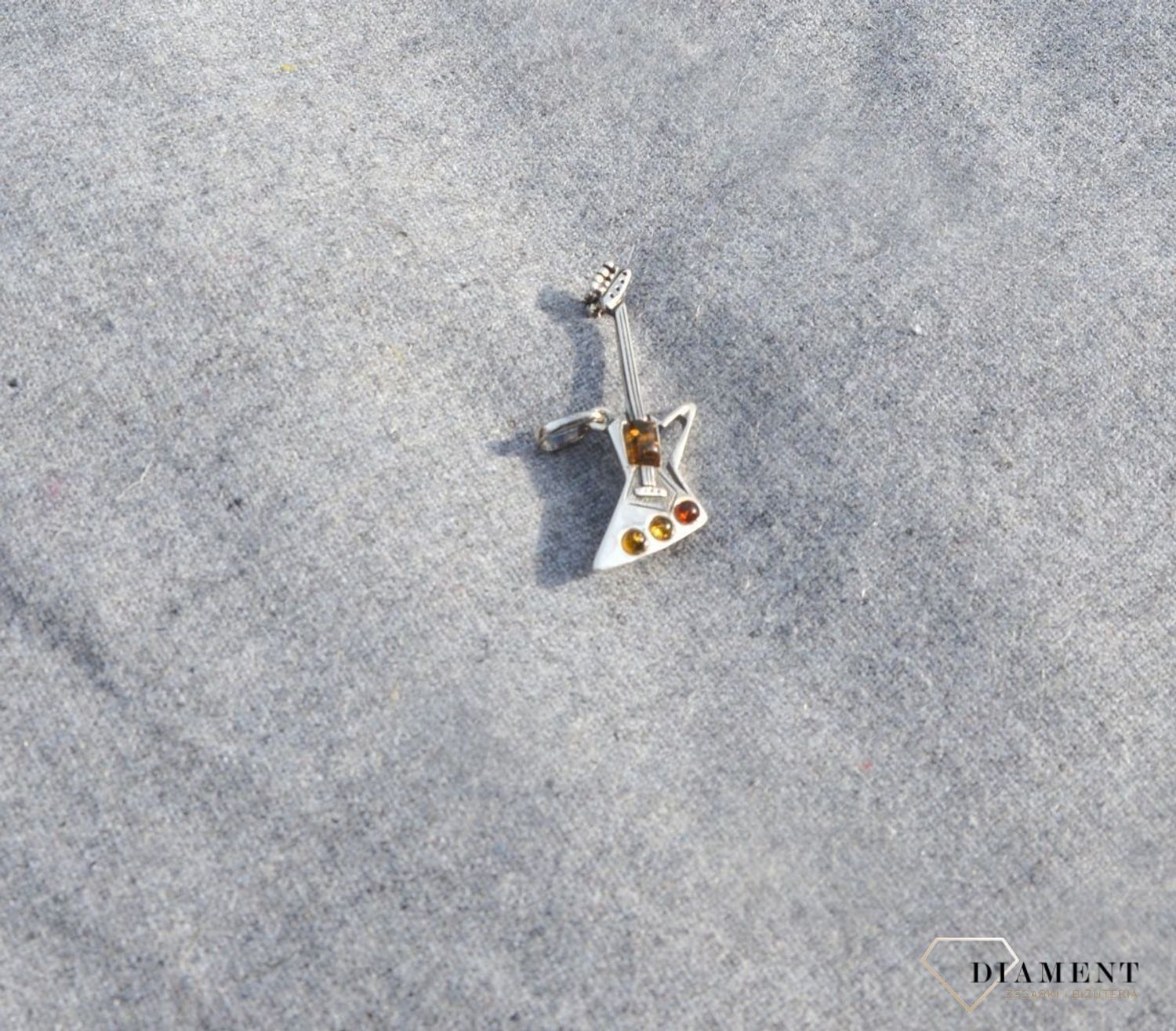 Srebrna broszka gitara z bursztynem DIA-BRO-2915-925.jpg