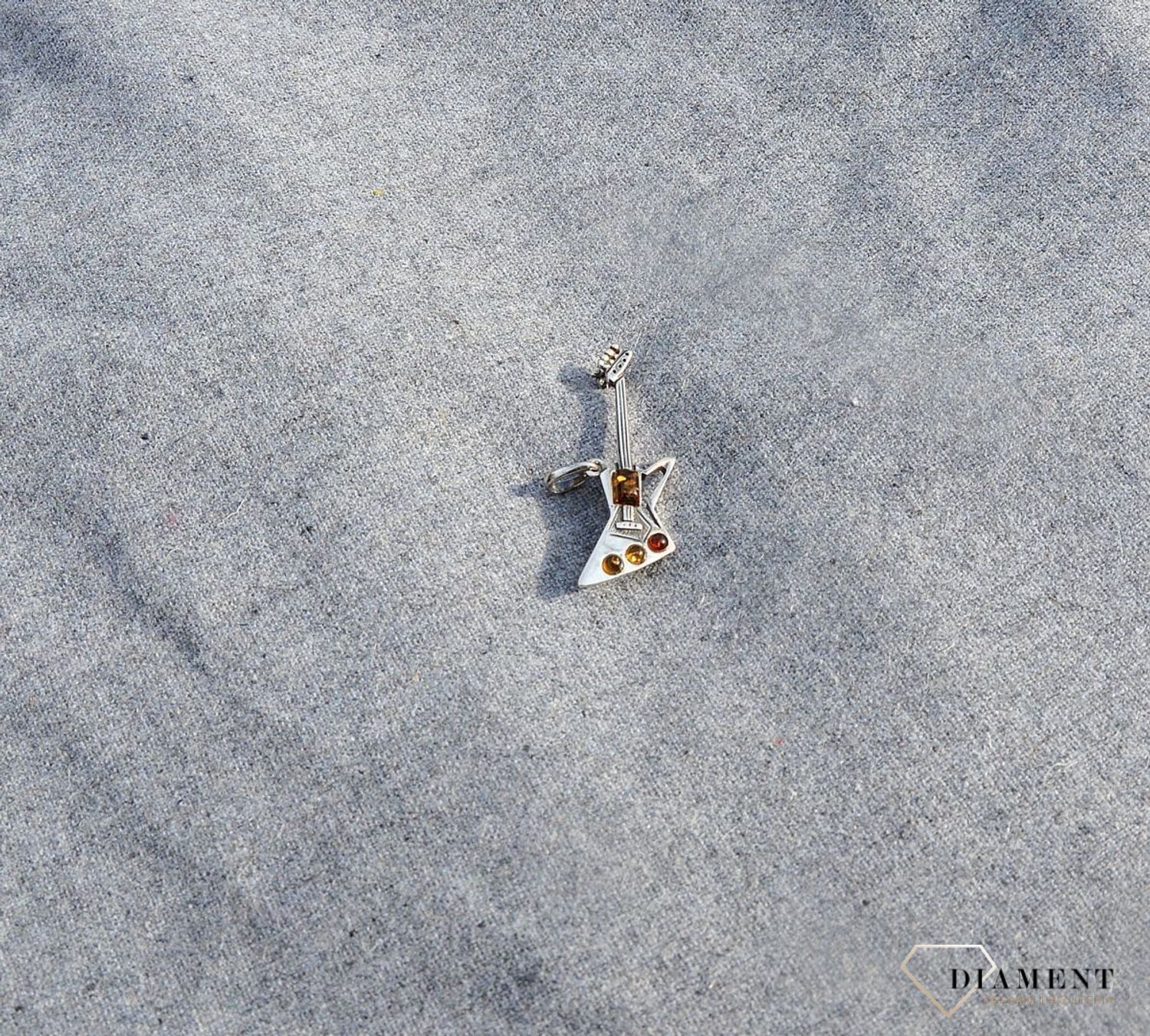 Srebrna broszka gitara z bursztynem DIA-BRO-2915-925.jpg