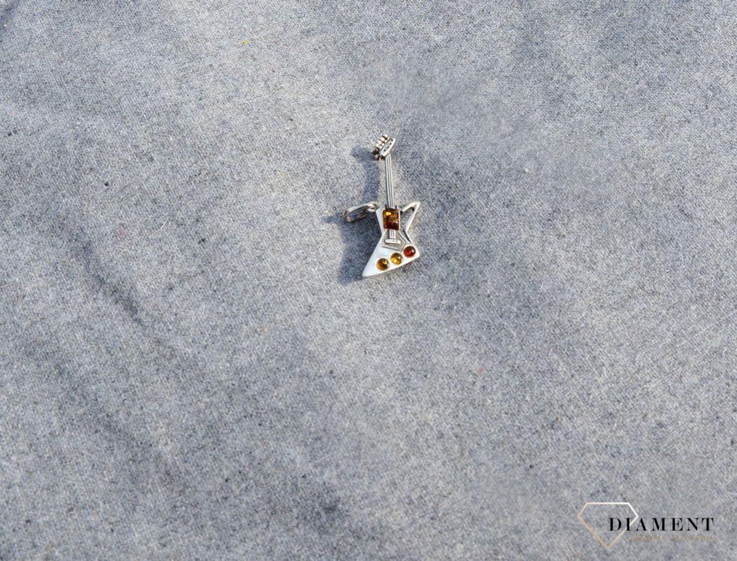 Srebrna broszka gitara z bursztynem DIA-BRO-2915-925.jpg