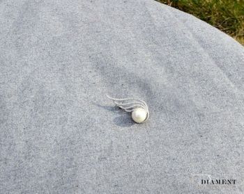 Srebrna broszka perła syntetyczna z cyrkoniami to element kolekcji, w której główną rolę gra ponadczasowy wzór. Srebro jest kruszcem wprost uwielbianym przez kobiety. Broszkę można zestawić z pozostałą biżute (3).JPG