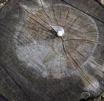 Srebrna broszka perła syntetyczna z cyrkoniami to element kolekcji, w której główną rolę gra ponadczasowy wzór. Srebro jest kruszcem wprost uwielbianym przez kobiety. Broszkę można zestawić z pozostałą biżute (4).JPG