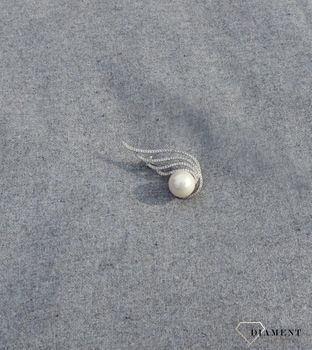 Srebrna broszka perła syntetyczna z cyrkoniami to element kolekcji, w której główną rolę gra ponadczasowy wzór. Srebro jest kruszcem wprost uwielbianym przez kobiety. Broszkę można zestawić z pozostałą biżute.JPG