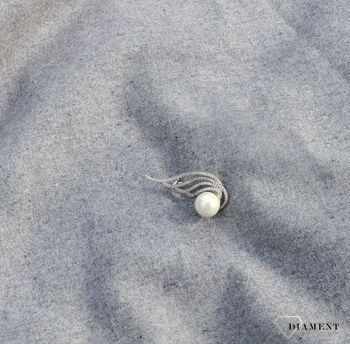 Srebrna broszka perła syntetyczna z cyrkoniami to element kolekcji, w której główną rolę gra ponadczasowy wzór. Srebro jest kruszcem wprost uwielbianym przez kobiety. Broszkę można zestawić z pozostałą biżuterią i tw.JPG