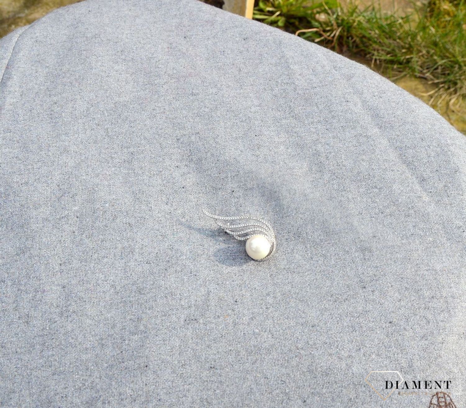 Srebrna broszka perła syntetyczna z cyrkoniami DIA-BRO-2918-925.jpg