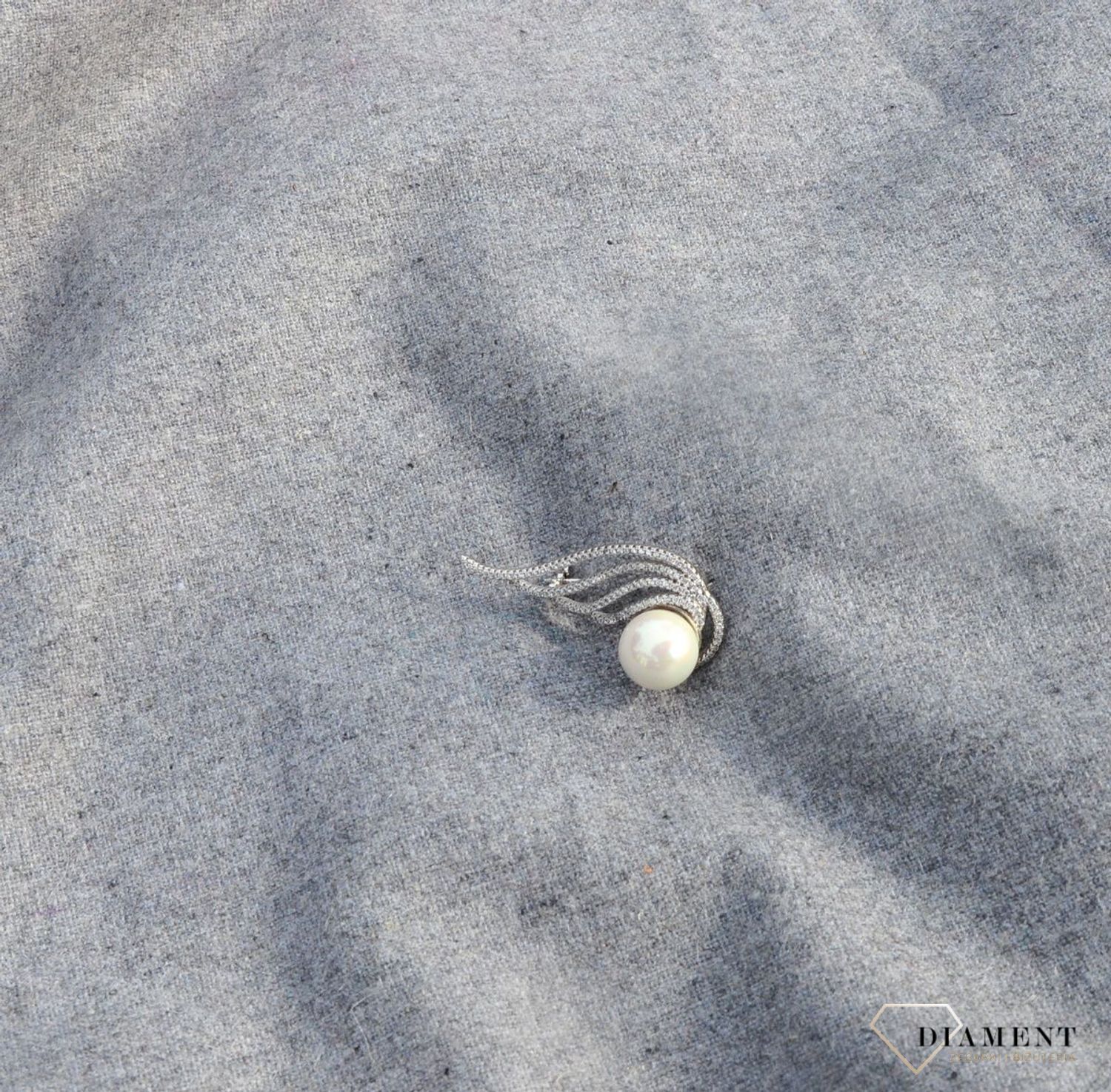 Srebrna broszka perła syntetyczna z cyrkoniami DIA-BRO-2918-925.jpg