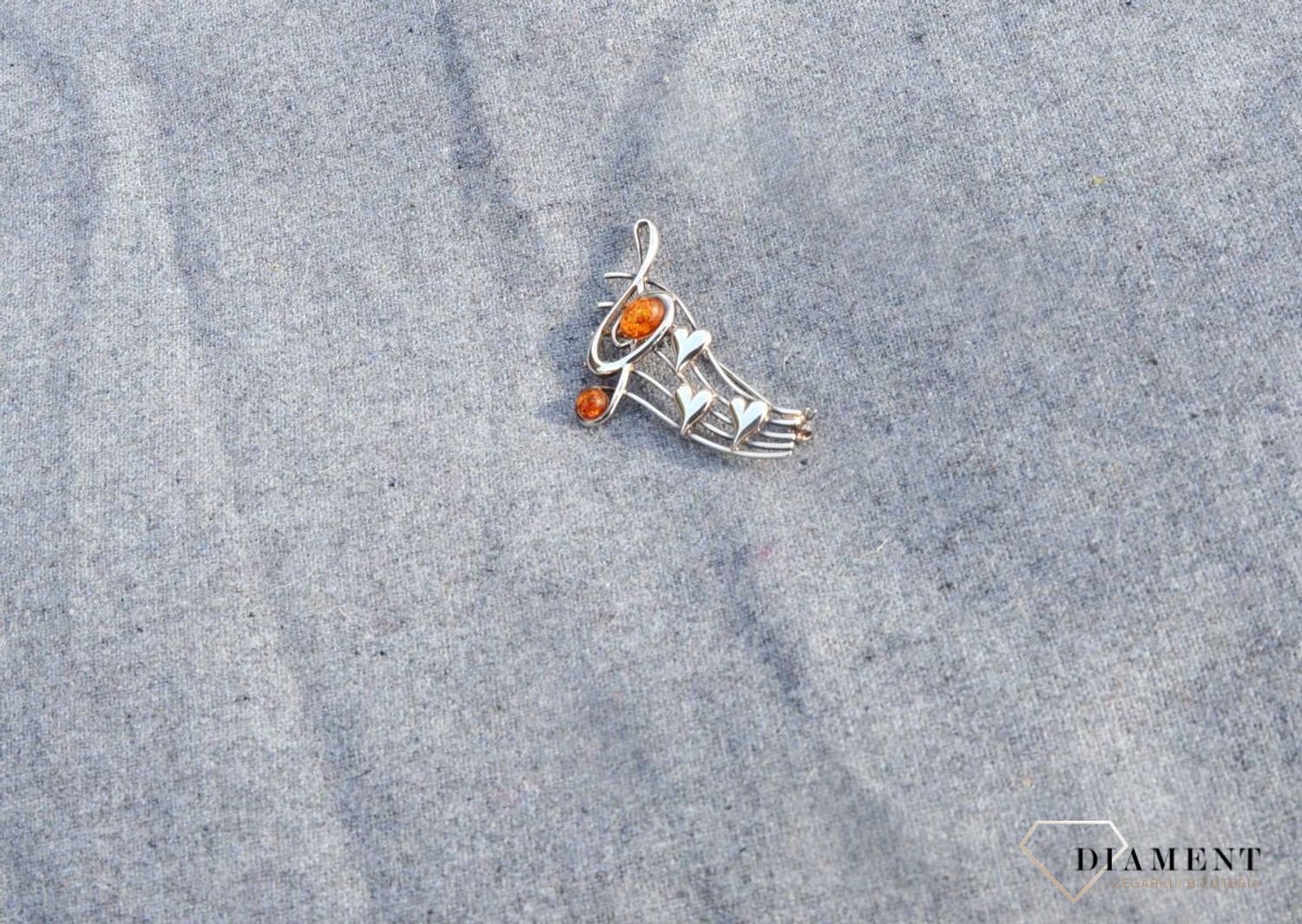 Srebrna broszka klucz wiolinowy z bursztynem DIA-BRO-2919-925.jpg