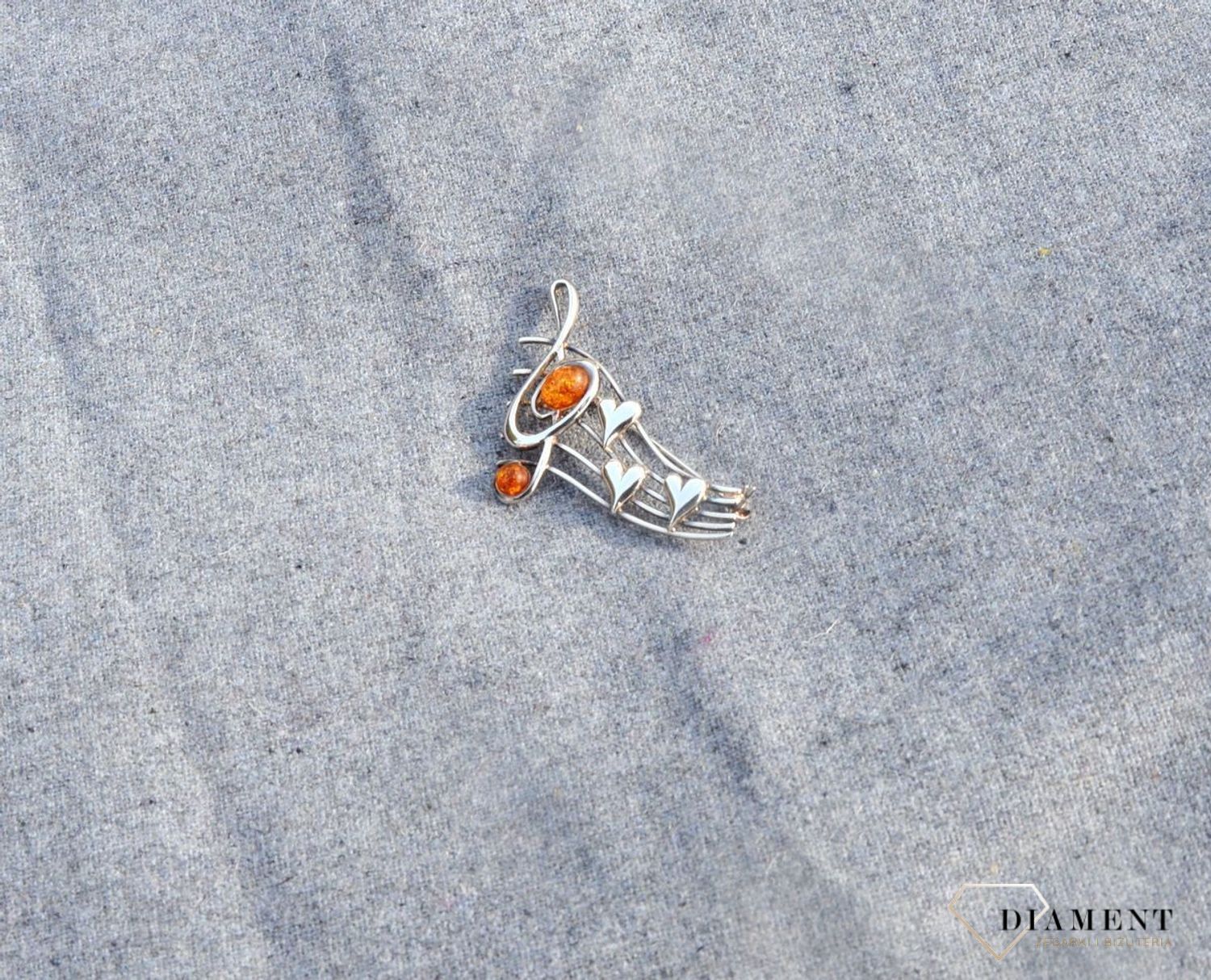 Srebrna broszka klucz wiolinowy z bursztynem DIA-BRO-2919-925.jpg