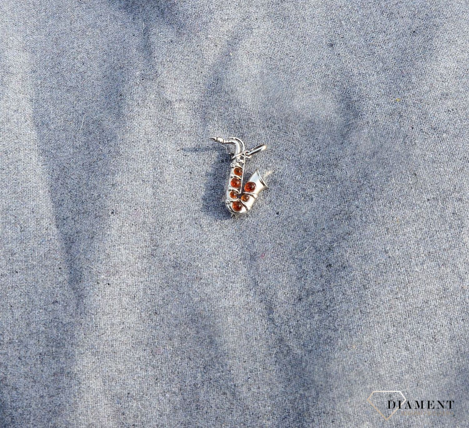 Srebrna broszka saksofon z bursztynem DIA-BRO-2920-925.jpg