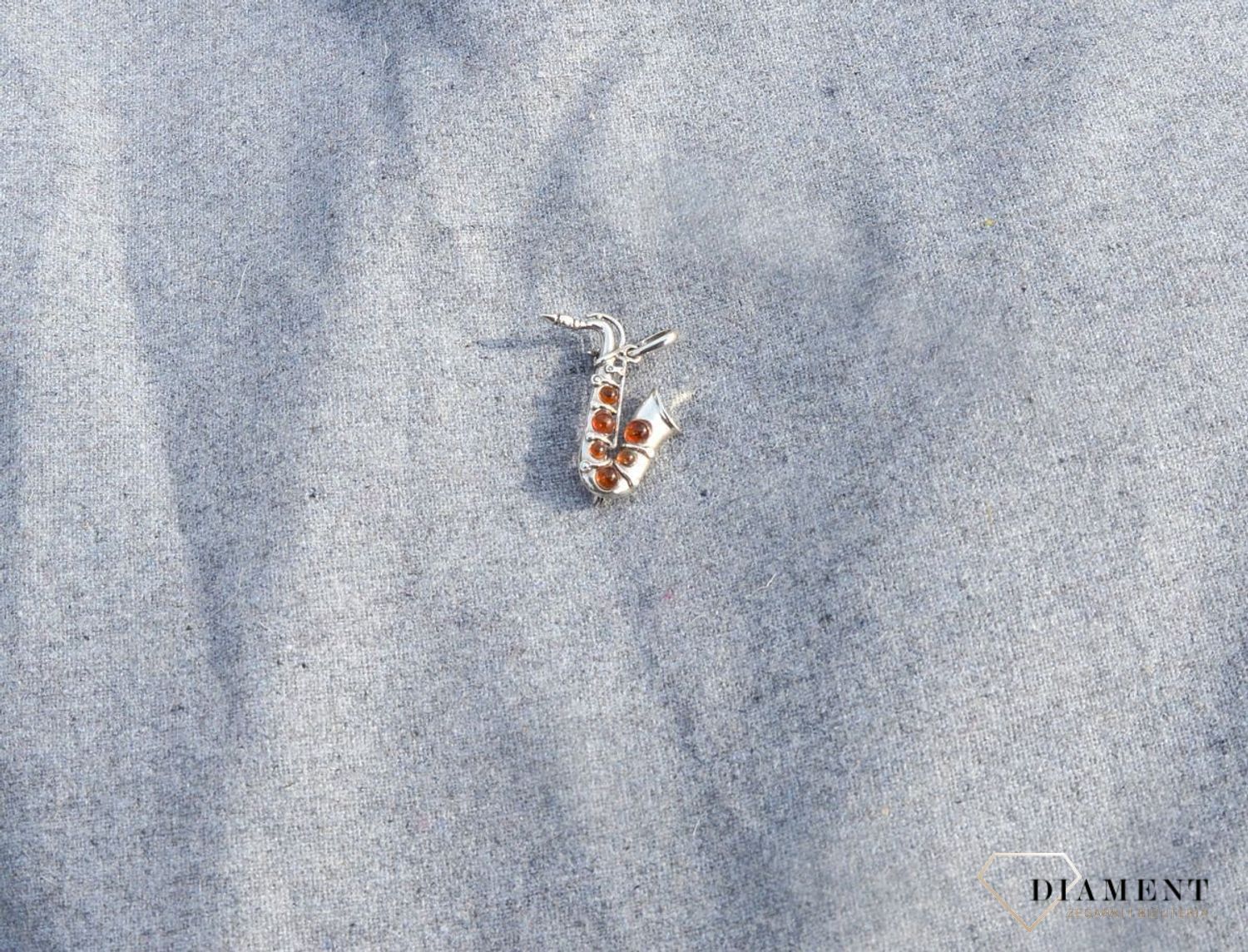 Srebrna broszka saksofon z bursztynem DIA-BRO-2920-925.jpg