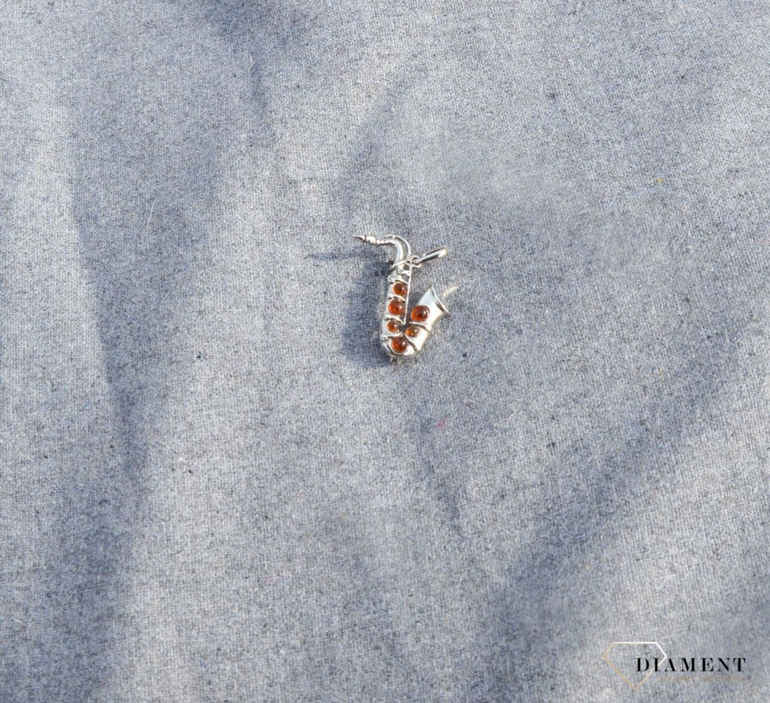 Srebrna broszka saksofon z bursztynem DIA-BRO-2920-925.jpg
