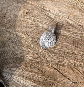 Srebrna broszka liść z cyrkoniami to element kolekcji, w której główną rolę gra ponadczasowy wzór. Srebro jest kruszcem wprost uwielbianym przez kobiety. Świetny pomysł na prezent. (3).JPG