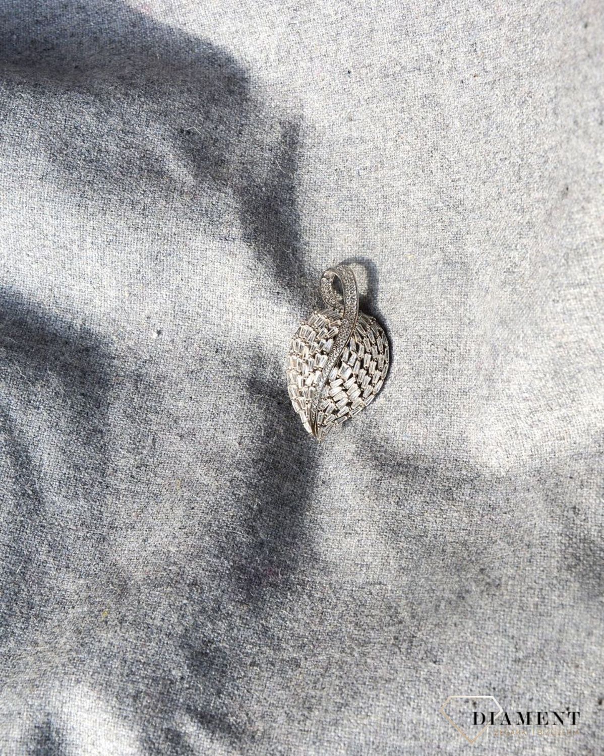 Srebrna broszka liść z cyrkoniami DIA-BRO-2921-925.jpg