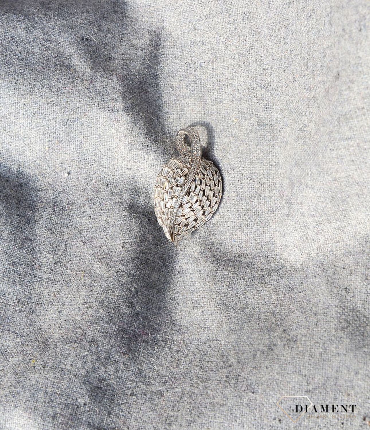 Srebrna broszka liść z cyrkoniami DIA-BRO-2921-925.jpg