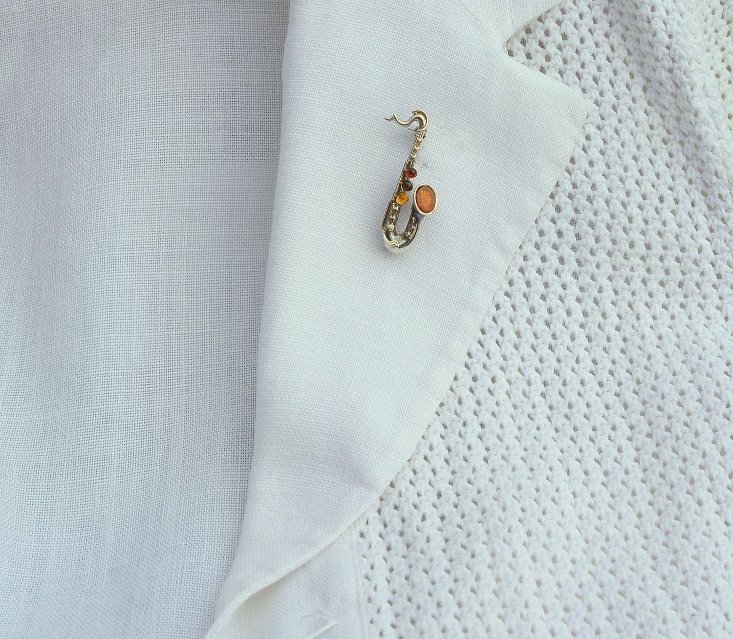 Srebrna broszka saksofon z bursztynem DIA-BRO-2945-925.jpg