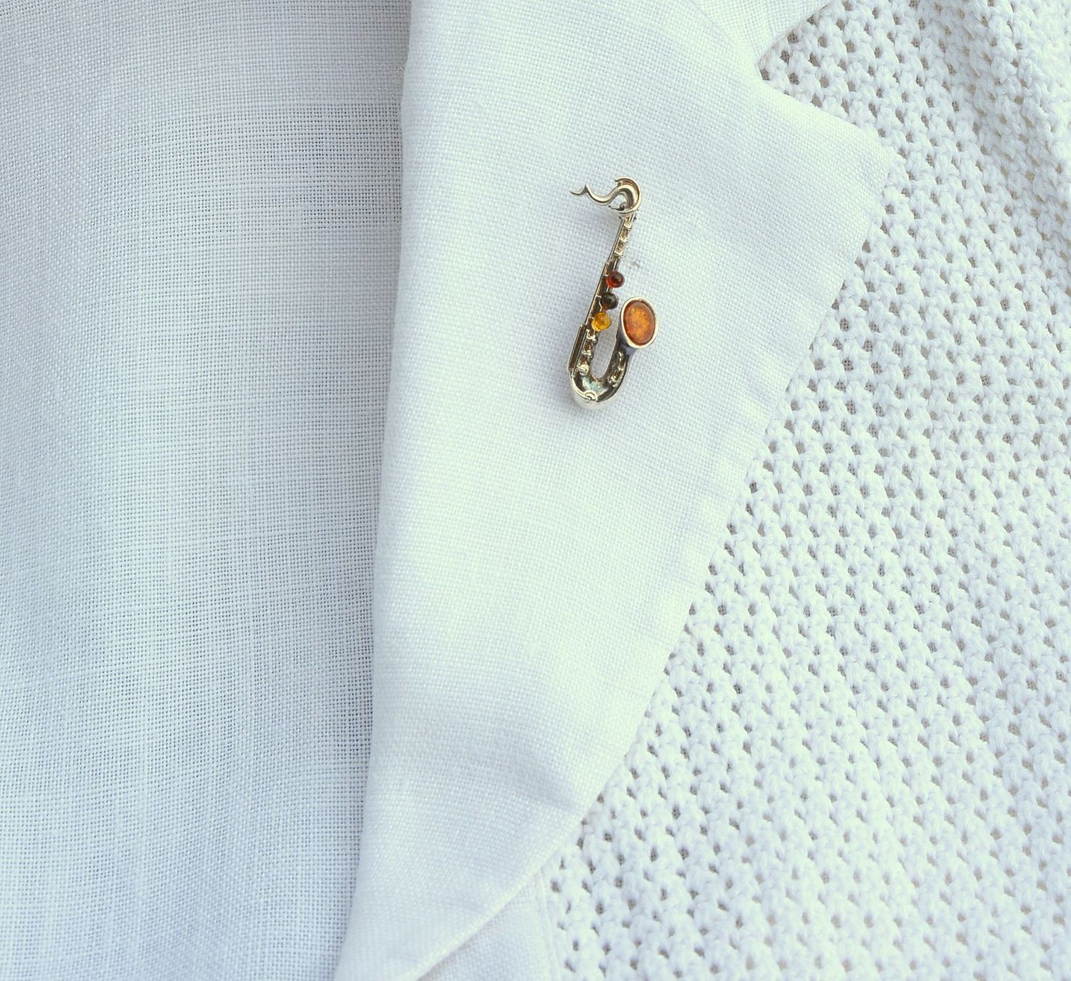 Srebrna broszka saksofon z bursztynem DIA-BRO-2945-925.jpg