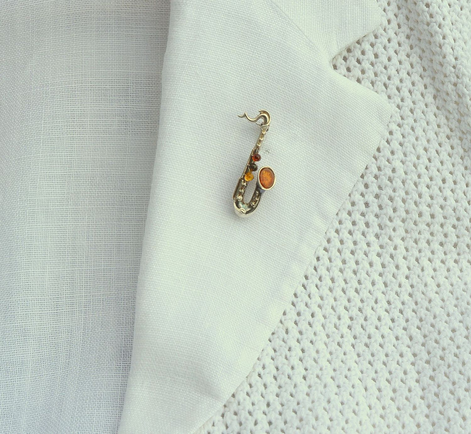 Srebrna broszka saksofon z bursztynem DIA-BRO-2945-925.jpg