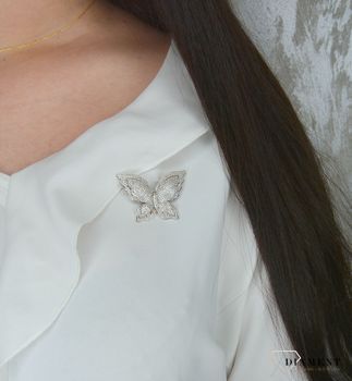 Broszka motyl z cyrkoniami DIA-BRO-2950-925 Przepiękna broszka srebrna z motywem motyla mieniącego się blaskiem cyrkonii (2).JPG