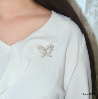 Broszka motyl z cyrkoniami DIA-BRO-2950-925 Przepiękna broszka srebrna z motywem motyla mieniącego się blaskiem cyrkonii (5).JPG