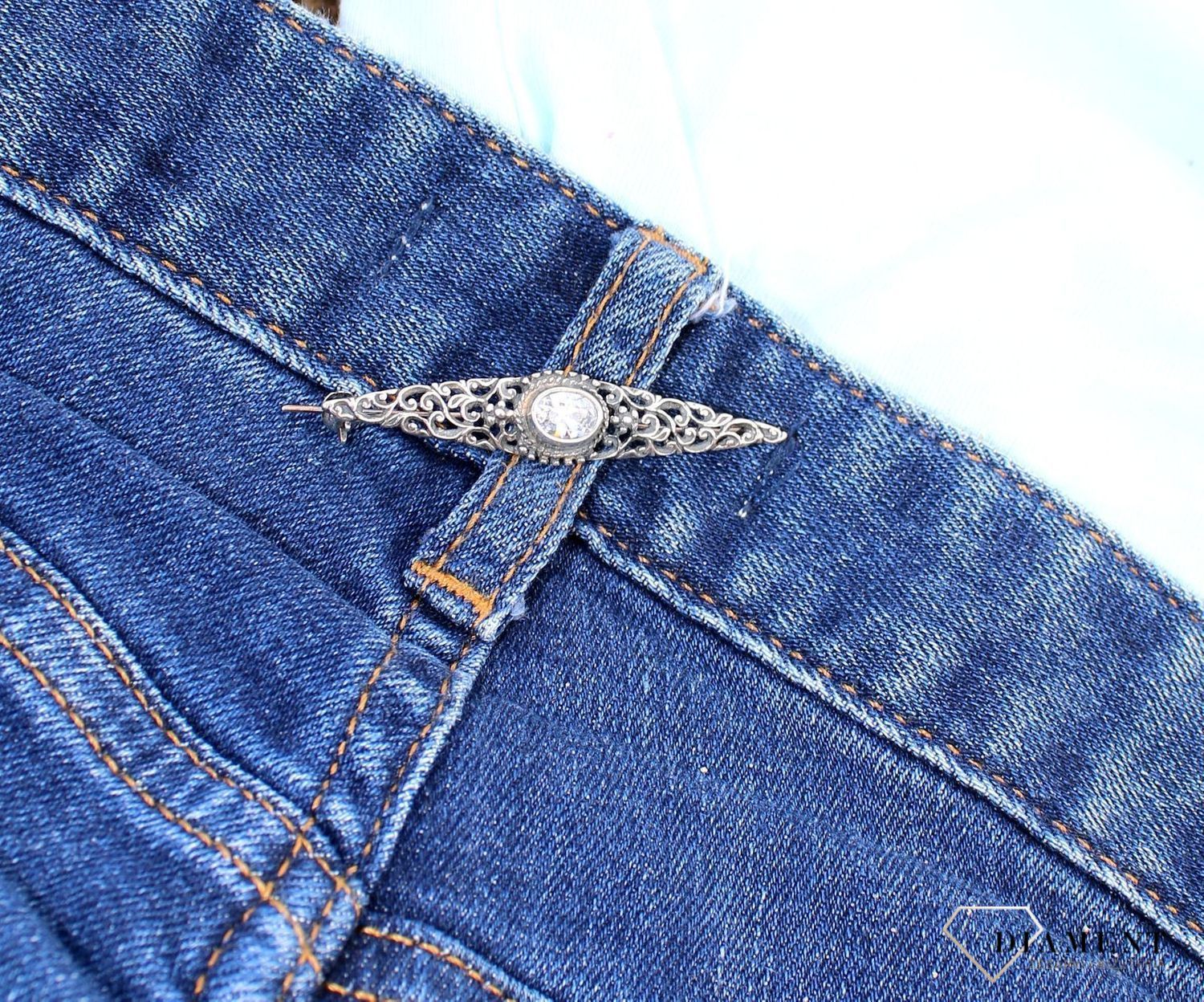 Srebrna broszka z cyrkonią na środku DIA-BRO-3347-925.jpg