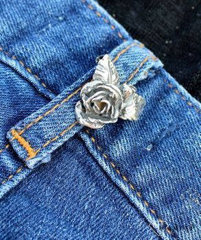 Srebrna broszka w kształcie Róży DIA-BRO-3349-925. Srebrna broszka w kształcie kwiatka Róży to perfekcyjny dodatek, który urozmaici kobiece stylizacje (2).JPG