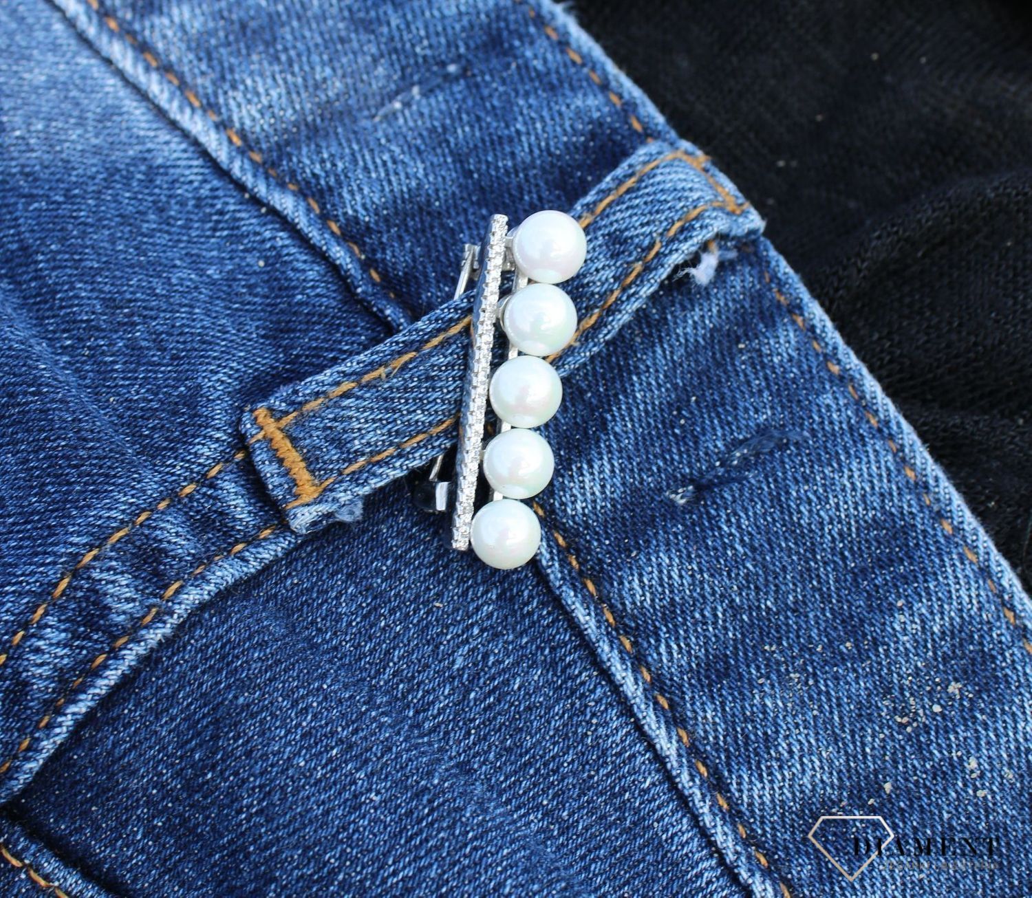 Srebrna broszka 'Prosta linia cyrkonii oraz perły' DIA-BRO-3351-925.jpg