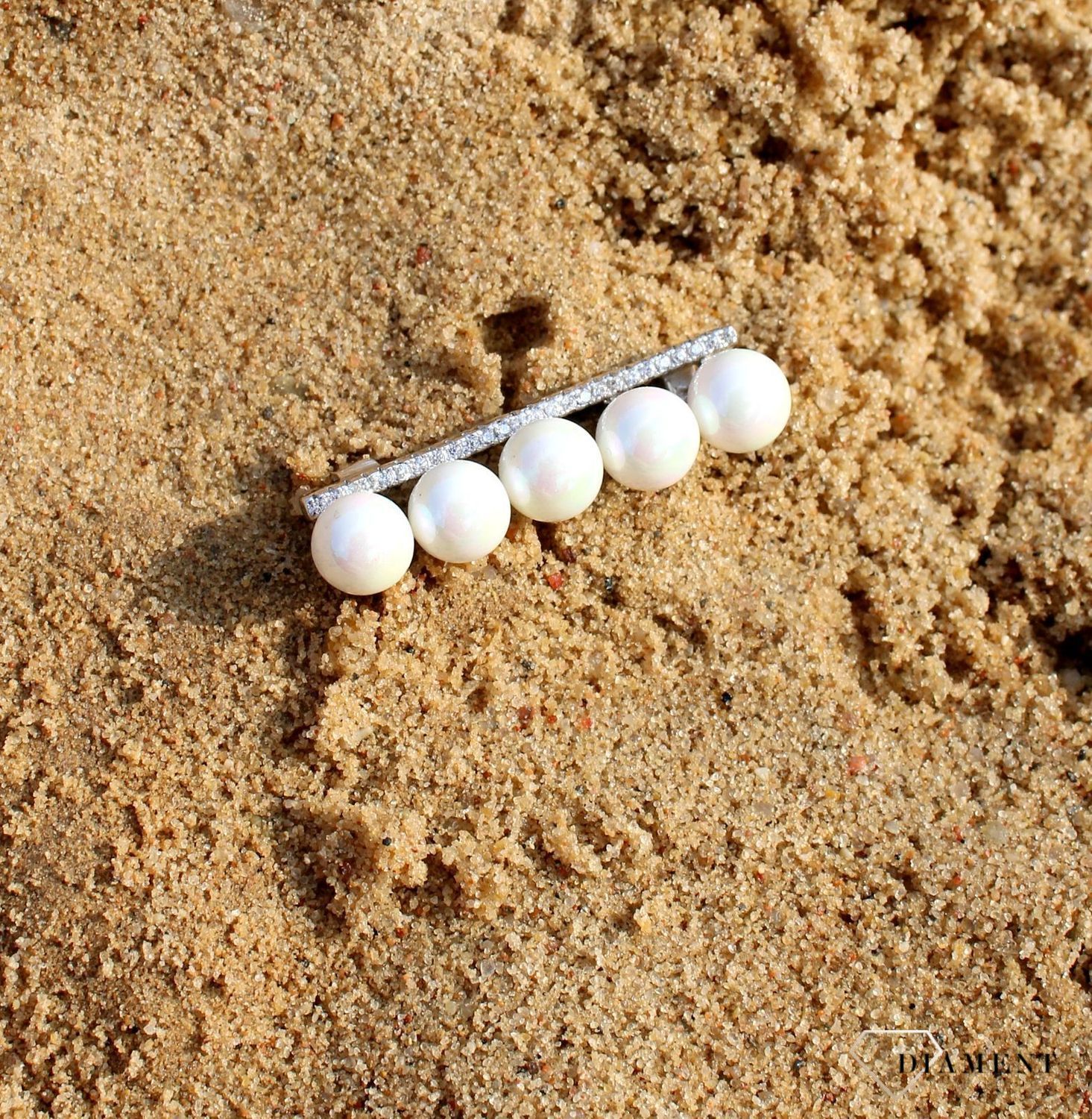Srebrna broszka 'Prosta linia cyrkonii oraz perły' DIA-BRO-3351-925.jpg