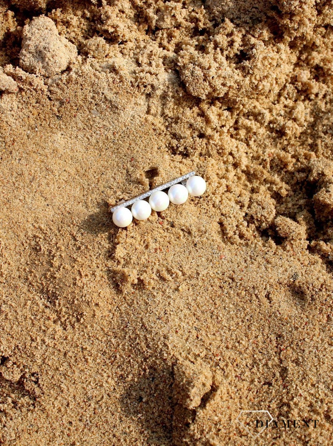 Srebrna broszka 'Prosta linia cyrkonii oraz perły' DIA-BRO-3351-925.jpg