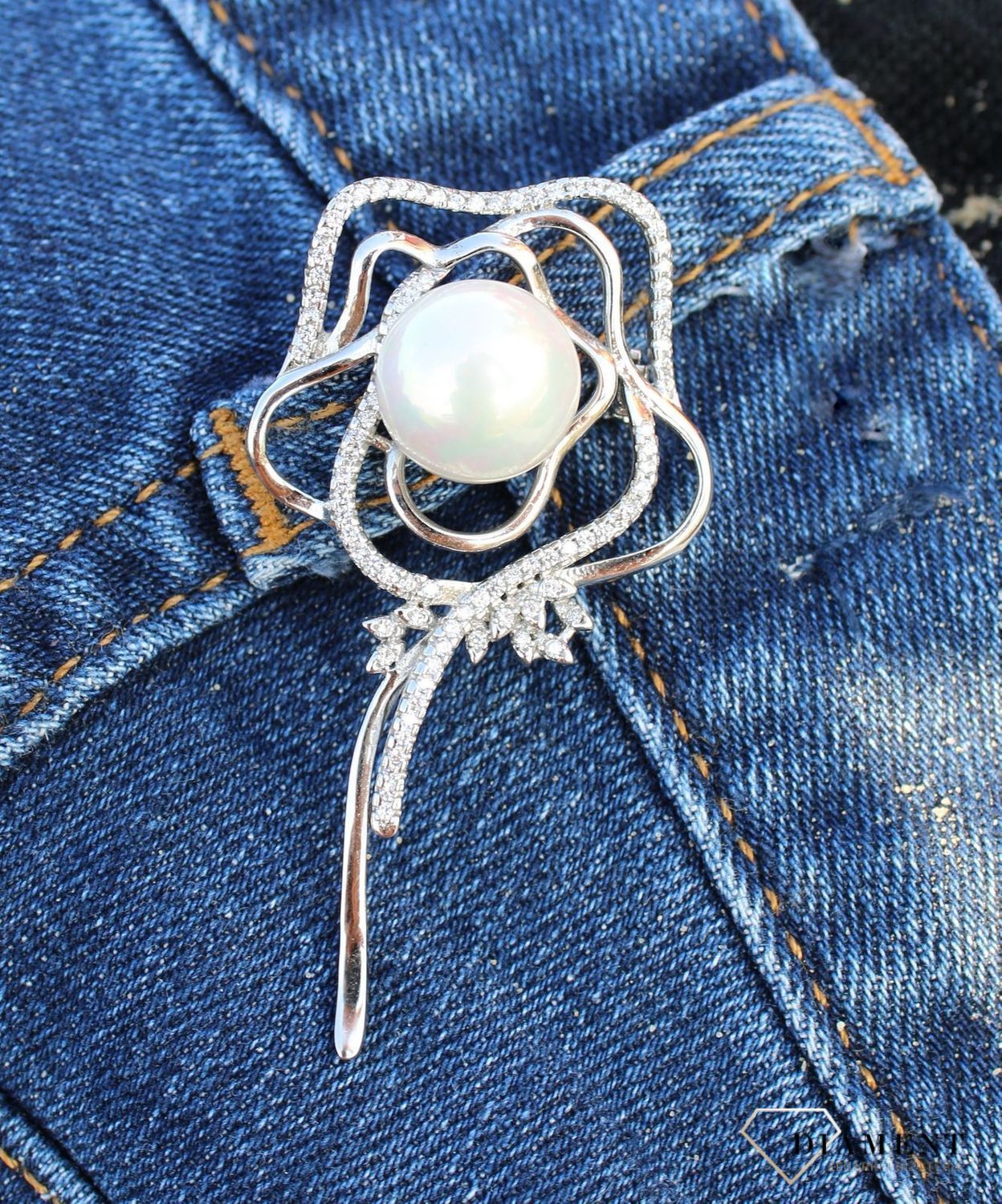 Srebrna broszka kwiatek ozdobiony cyrkonią i perłą DIA-BRO-3354-925.jpg