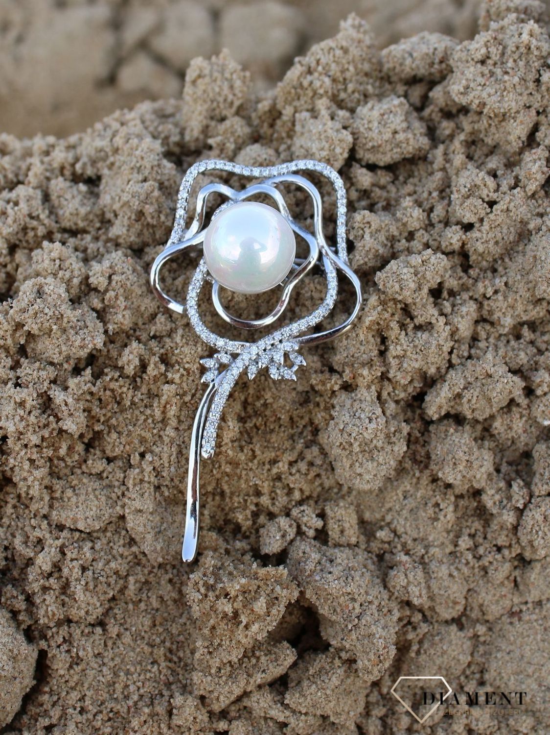 Srebrna broszka kwiatek ozdobiony cyrkonią i perłą DIA-BRO-3354-925.jpg