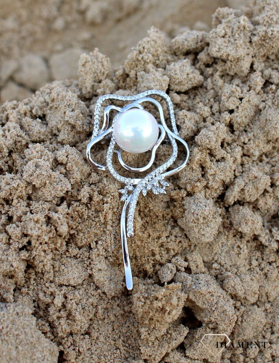 Srebrna broszka kwiatek ozdobiony cyrkonią i perłą DIA-BRO-3354-925.jpg