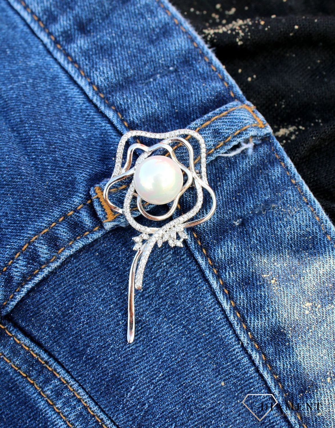 Srebrna broszka kwiatek ozdobiony cyrkonią i perłą DIA-BRO-3354-925.jpg
