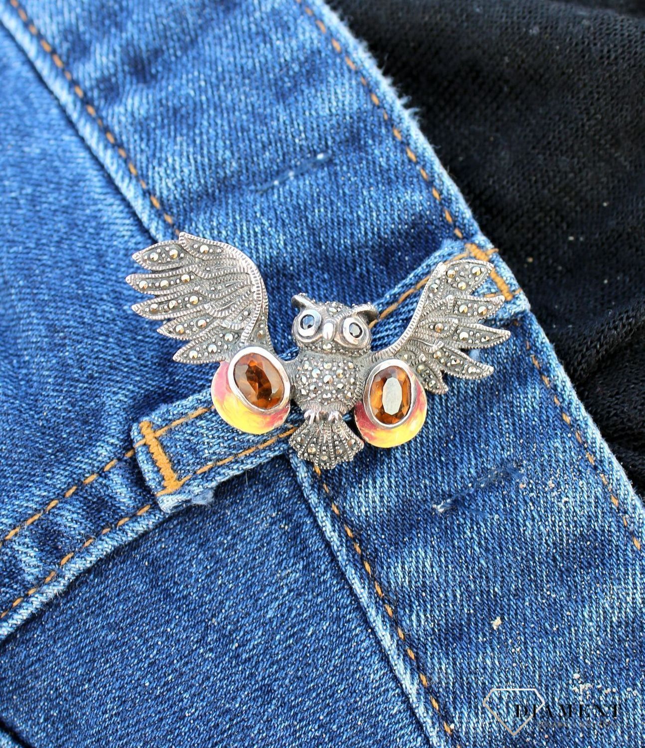 Srebrna broszka w kształcie Sowy z bursztynem i markazytami DIA-BRO-3357-925.jpg