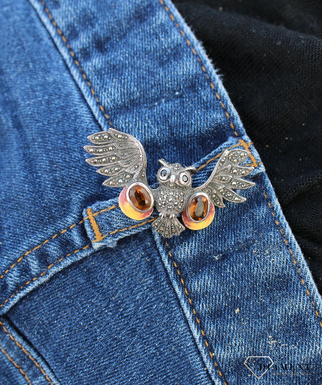 Srebrna broszka w kształcie Sowy z bursztynem i markazytami DIA-BRO-3357-925.jpg