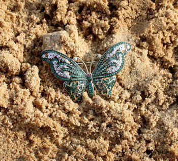 Srebrna broszka zielony motyl ozdobiony cyrkoniami DIA-BRO-3365-925. Srebrna broszka w kształcie motylka, który został ozdobiony błyszczącą cyrkonią w kolorze zielonym oraz białym (3).JPG