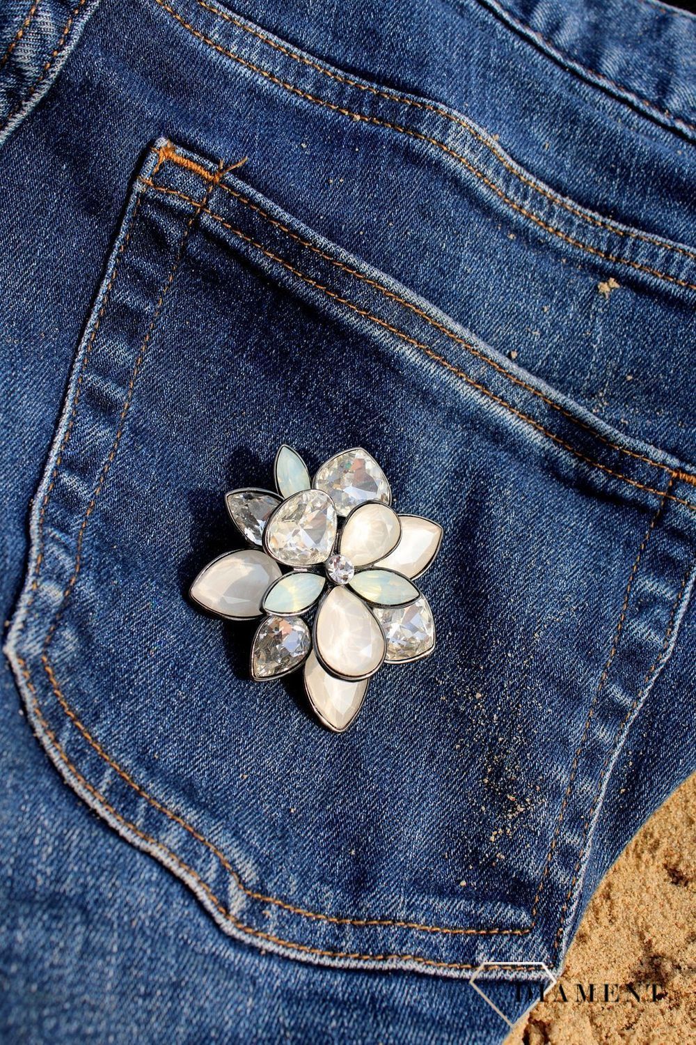 Broszka w kształcie kwiatka ozdobionego kryształami DIA-BRO-3366-925.jpg