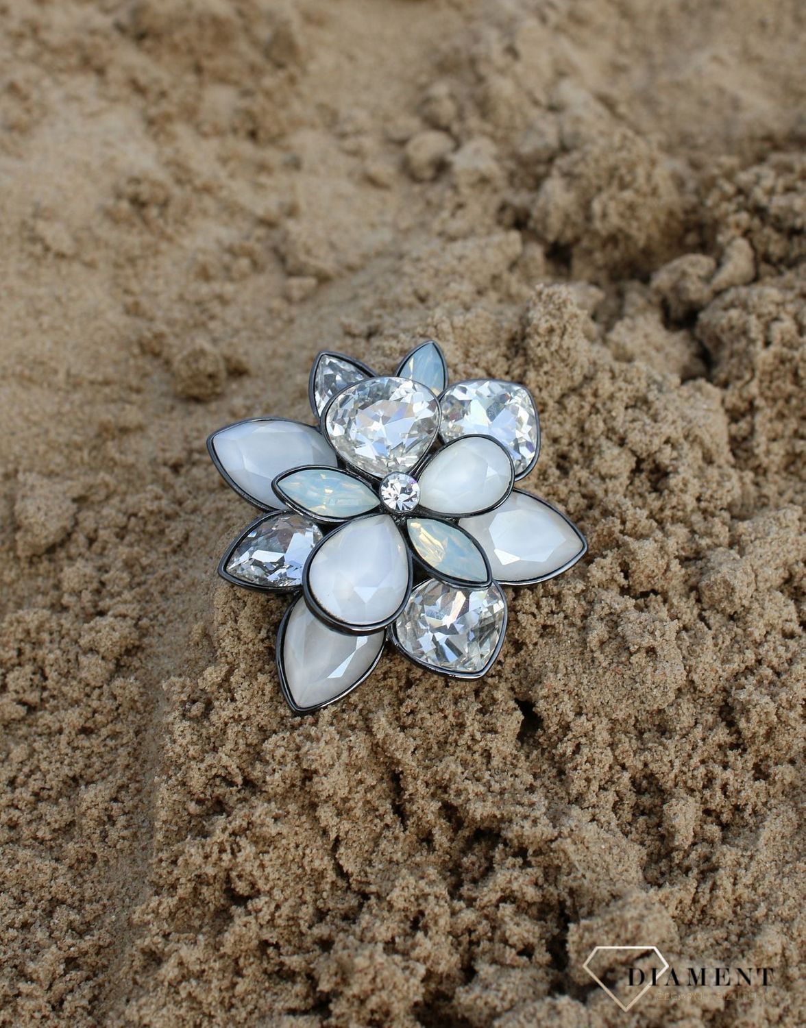 Broszka w kształcie kwiatka ozdobionego kryształami DIA-BRO-3366-925.jpg