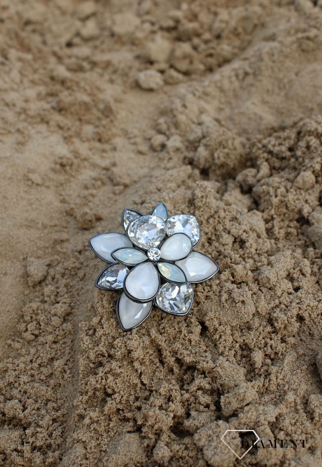 Broszka w kształcie kwiatka ozdobionego kryształami DIA-BRO-3366-925.jpg