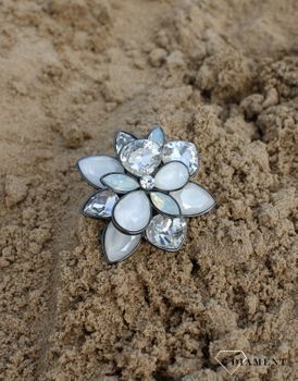 Broszka w kształcie kwiatka ozdobionego kryształami DIA-BRO-3366-925. Srebrna broszka w kształcie pięknego kwiatka to prosty dodatek, który urozmaici kobiece stylizacje (2).JPG