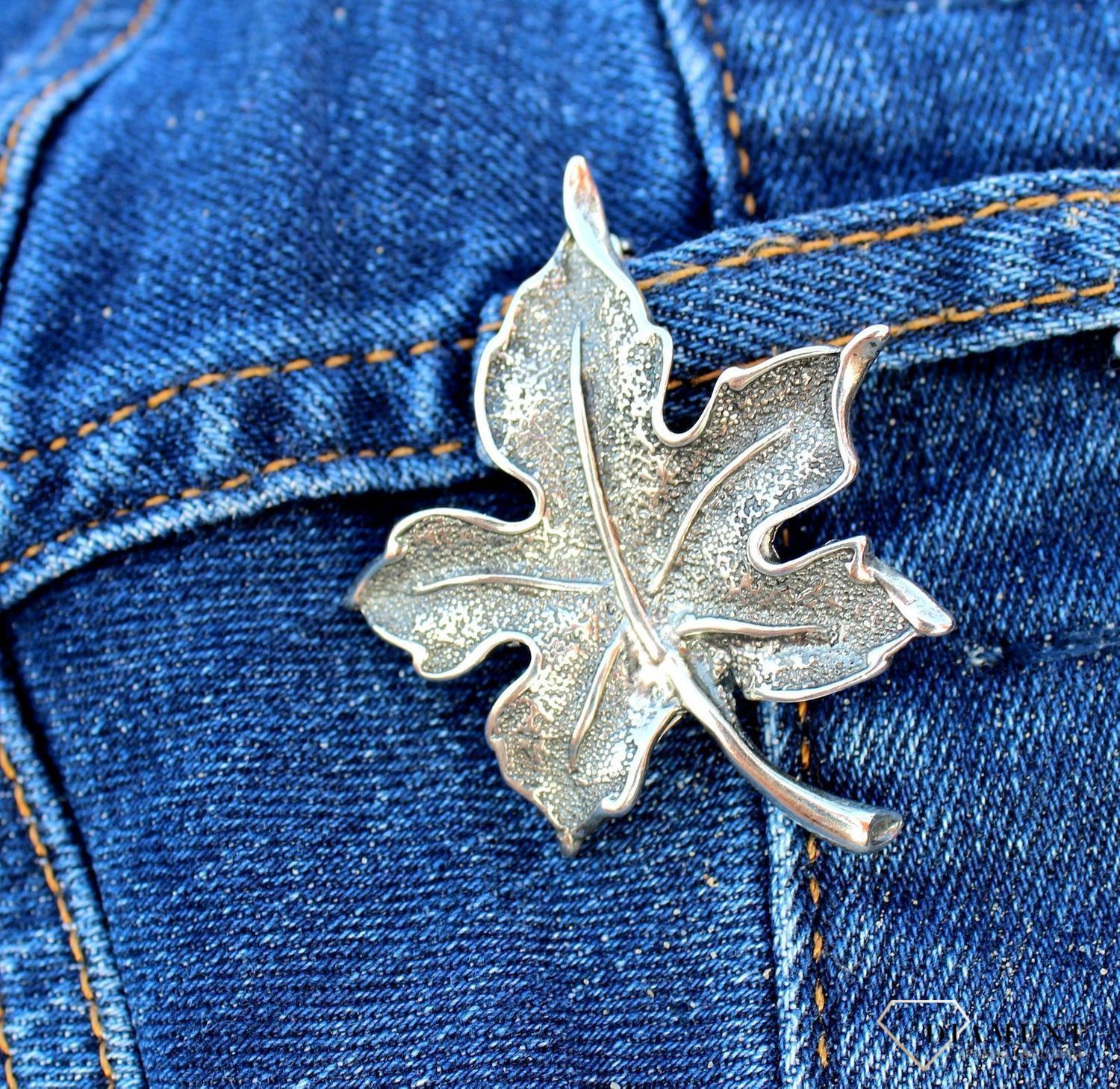 Srebrna broszka w kształcie liścia DIA-BRO-3367-925.jpg