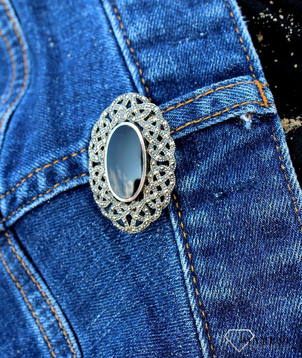 Srebrna broszka 'Klasyka z onyksem' i markazytami DIA-BRO-3369-925.jpg